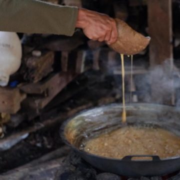 Proses_memasak_nira_sebelum_jadi_gula_semut_dilakukan_secara_mandiri_di_rumah_petani-2020_09_28-18_18_52_bf7778200b071a487d2f008600e62d28_620x413_thumb